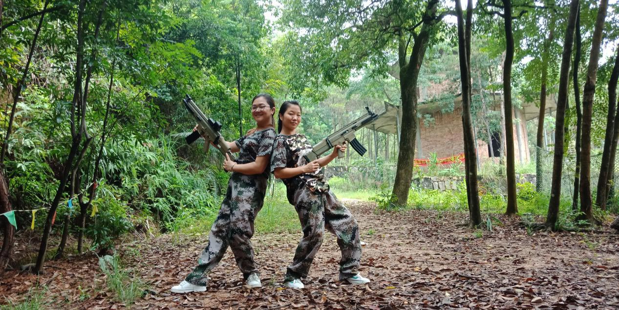 愛密特人團(tuán)隊玩真人CS野戰(zhàn)游戲